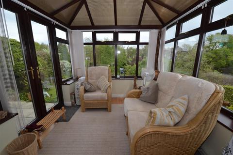 17 Ambleton Way, Queensbury, Bradford, BD13 2DZ