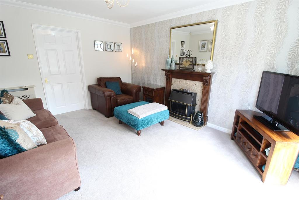 Longcroft, Almondbury, Huddersfield, HD5 8XW 4 bed detached house £