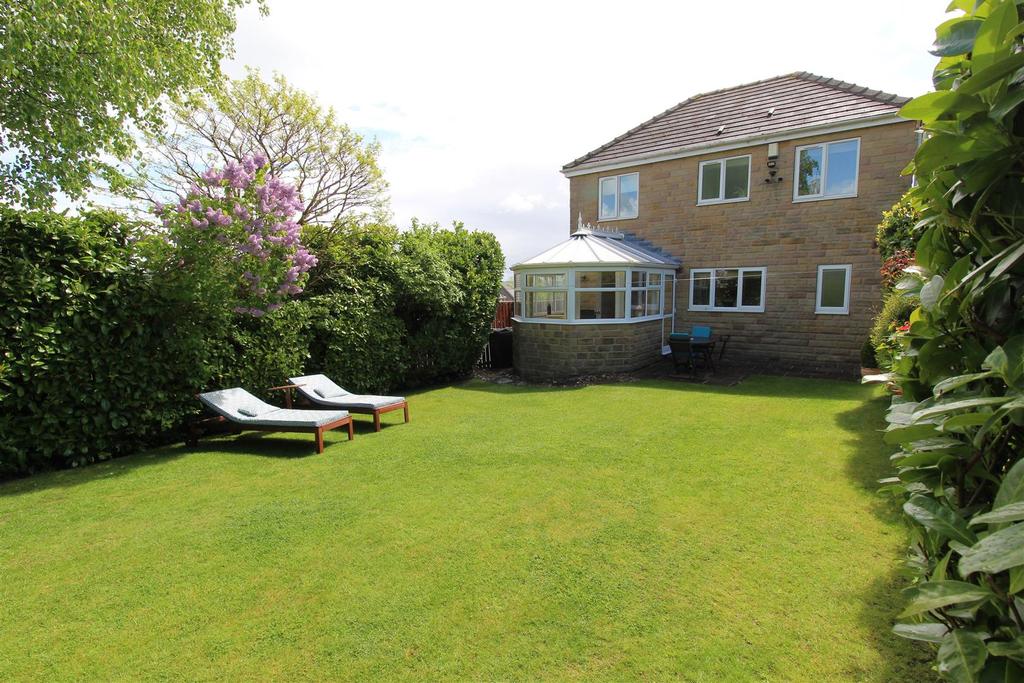 Longcroft, Almondbury, Huddersfield, HD5 8XW 4 bed detached house £