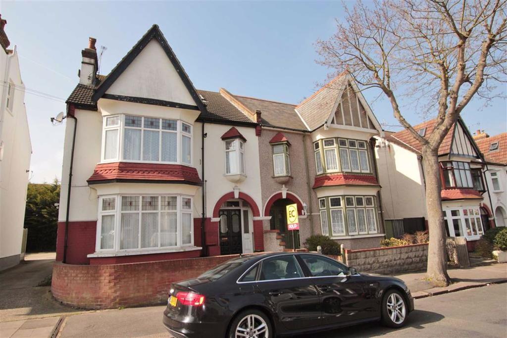 Leigh Hall Road, Leigh On Sea, Essex 1 bed flat £775 pcm (£179 pw)