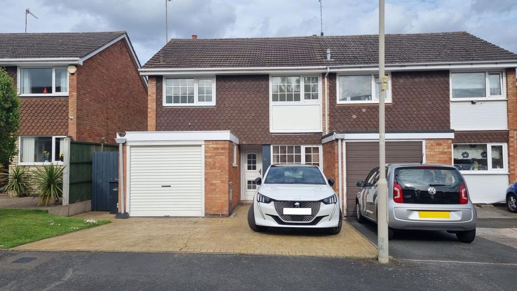 The Dell, Stourbridge 3 bed semidetached house £975 pcm (£225 pw)