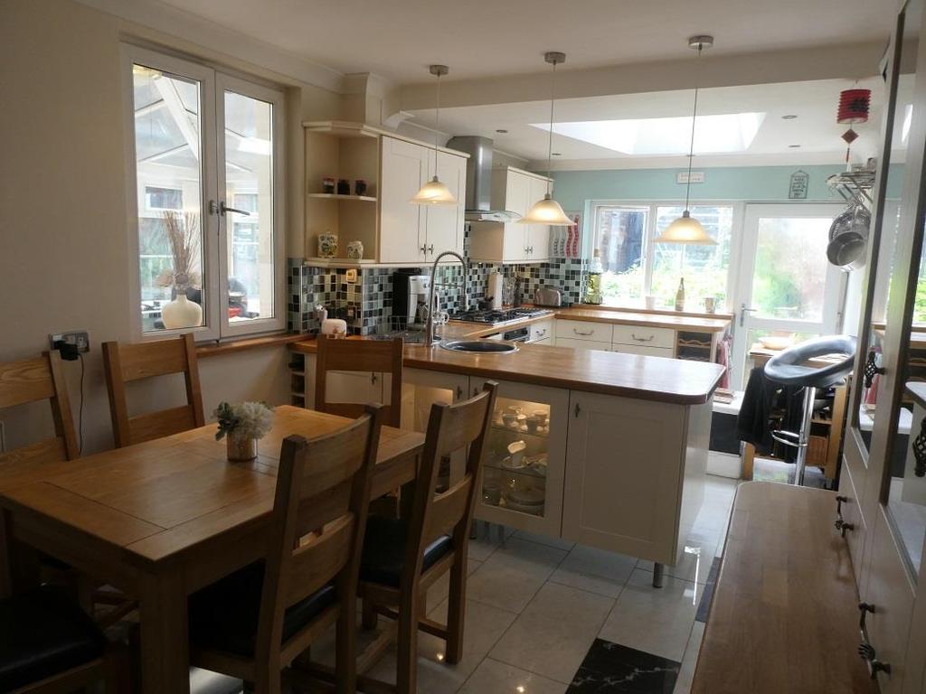 Brecon Road, Hirwaun, Aberdare 4 bed semidetached house £239,000