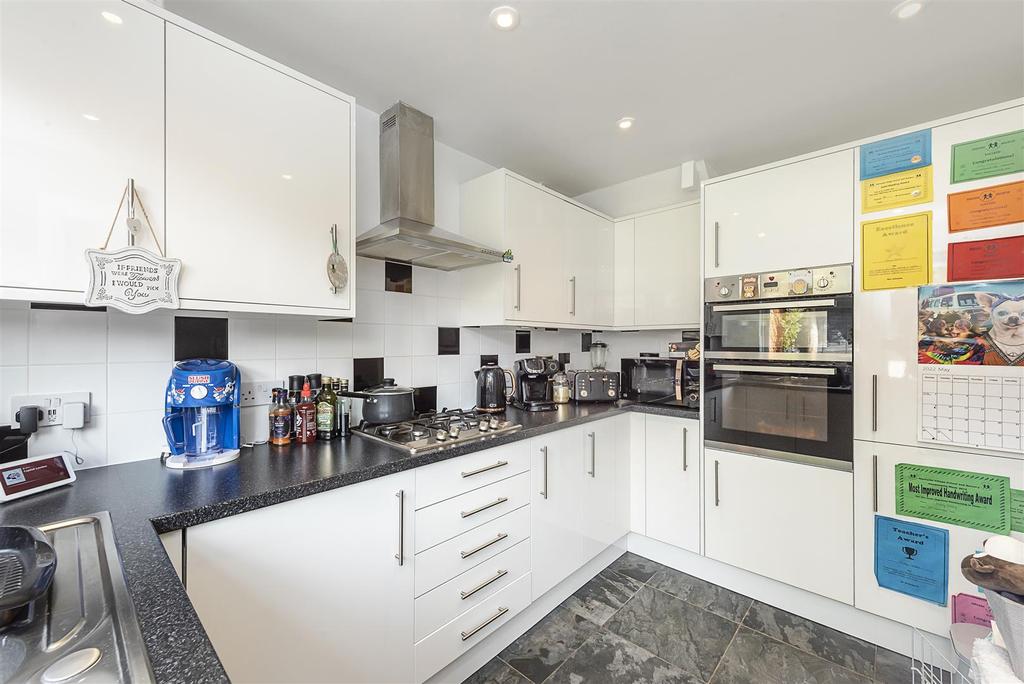 Buckwood Road, Markyate, St. Albans 3 bed end of terrace house £400,000