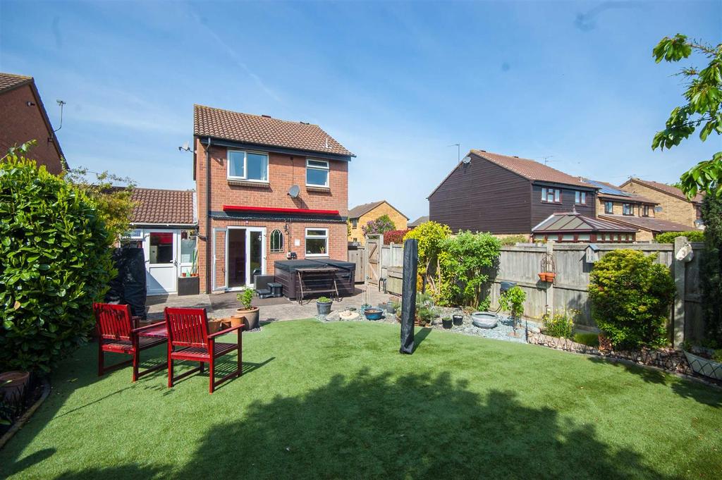 Beardsley Drive, Springfield, Chelmsford 3 bed link detached house £429,995