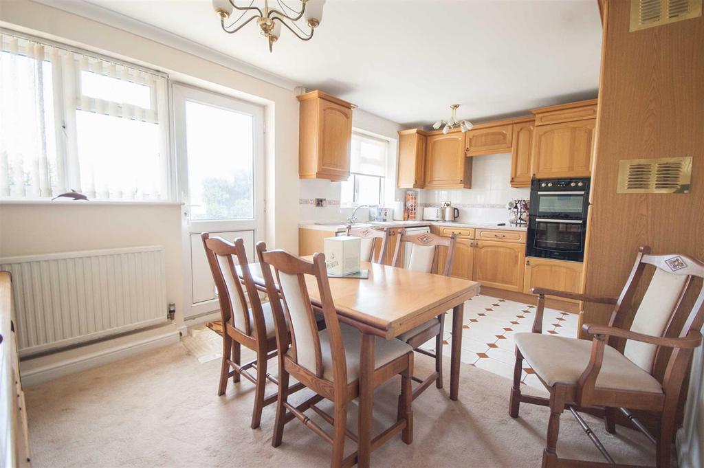 Downsway, Springfield, Chelmsford 3 bed semidetached house £385,000