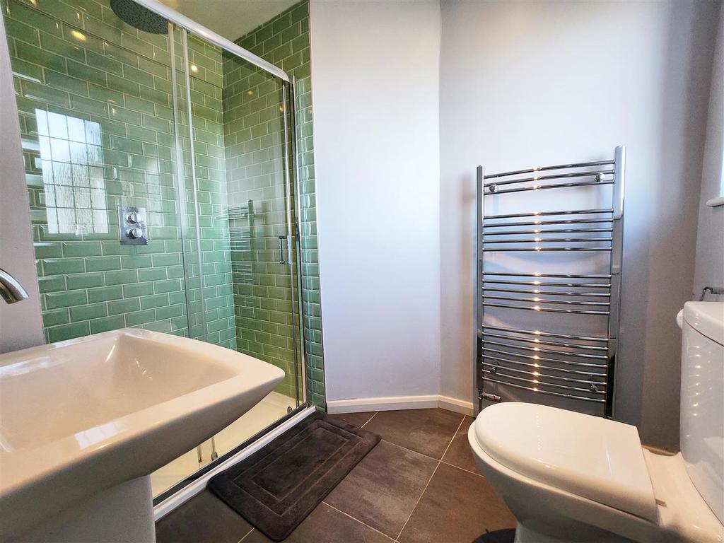 En suite shower room/wc