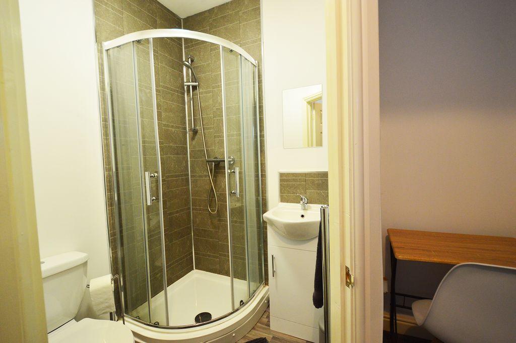 Ensuite to Bed 1