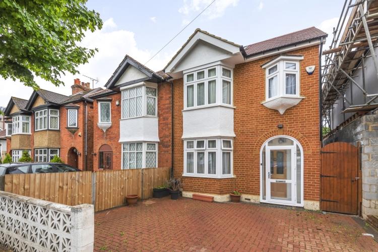 Howard Road New Malden KT3 3 bed house £3,300 pcm (£762 pw)