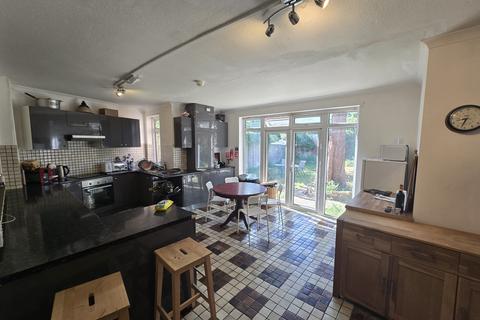 4 bedroom terraced house to rent, Cobham Road, London N22