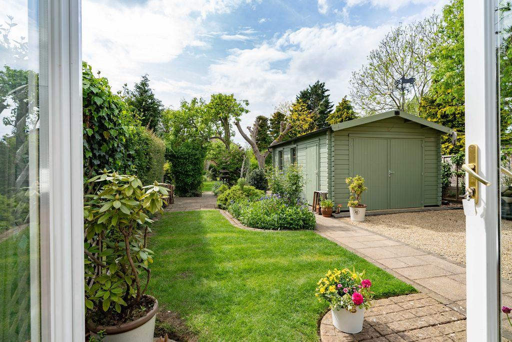 West Parade, Spalding PE11 1HD 3 bed detached house £300,000