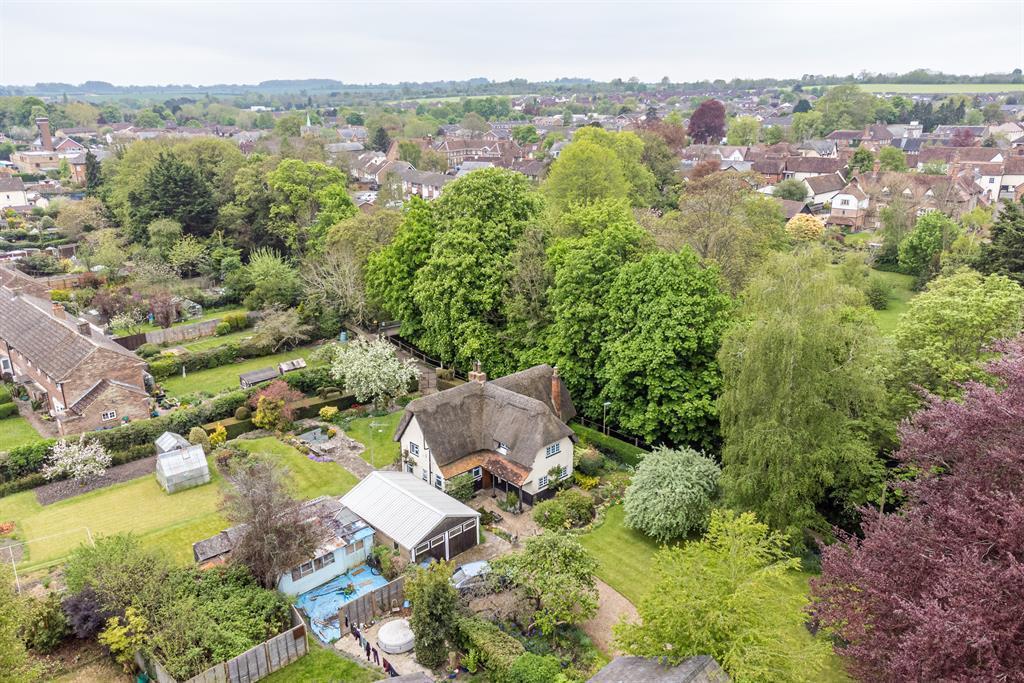 Garden Road, Buntingford, SG9 9HQ 4 bed detached house £1,200,000