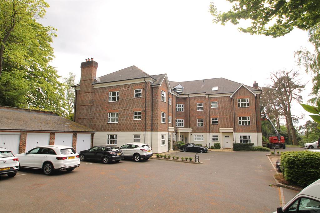 Woodbridge Manor, Woodbridge Drive... 2 bed apartment £425,000