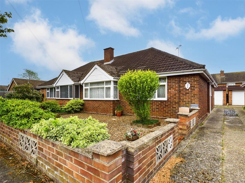 Corsair Close, Stanwell, Surrey, TW19 1 bed bungalow - £365,000