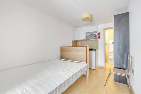 Studio to rent, Dawes Road, London, SW6