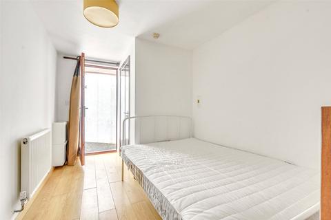 Studio to rent, Dawes Road, London, SW6