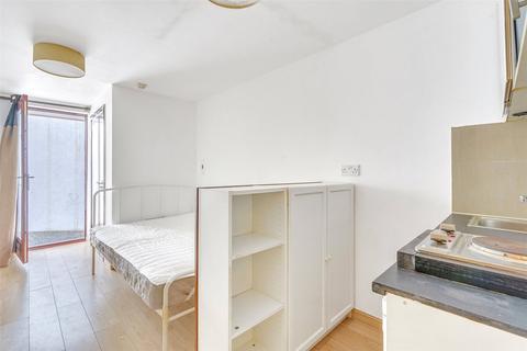 Studio to rent, Dawes Road, London, SW6