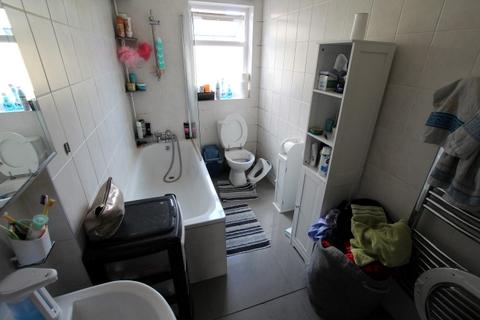 3 bedroom terraced house to rent - Croppath Road, Dagenham RM10