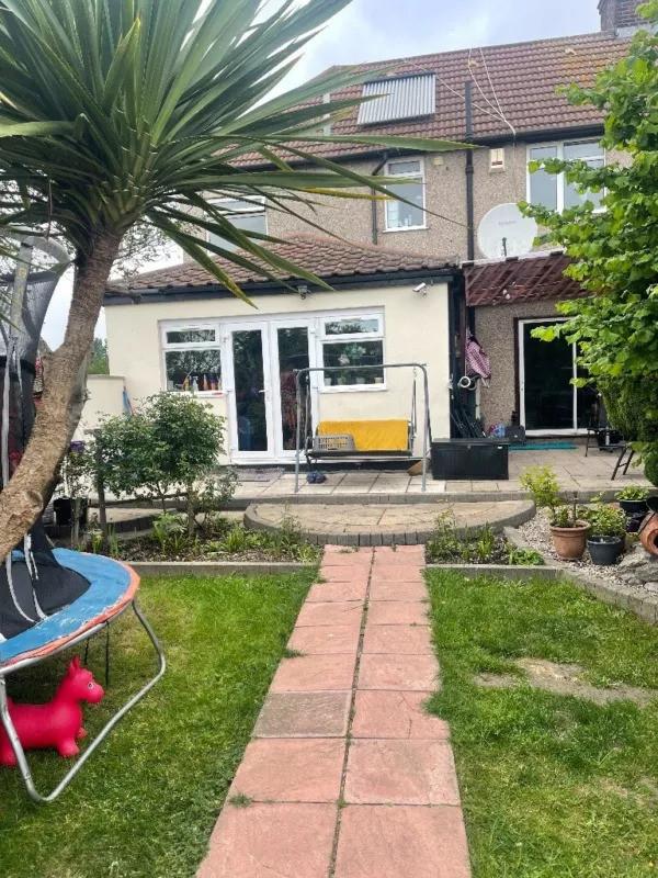 Hedgemans Road, Dagenham, RM9 5 bed end of terrace house £2,150 pcm