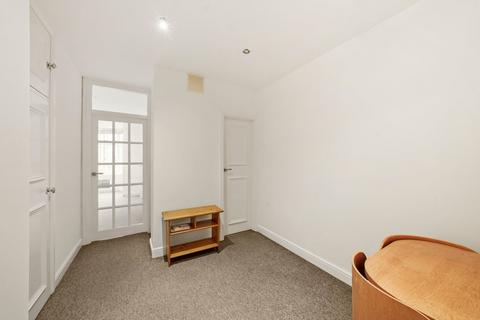 Studio to rent, Arthur Court, Queensway, Bayswater W2