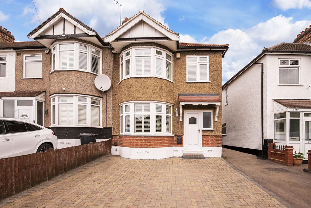 Buckhurst Way, Buckhurst Hill, IG9 3 bed end of terrace house £600,000