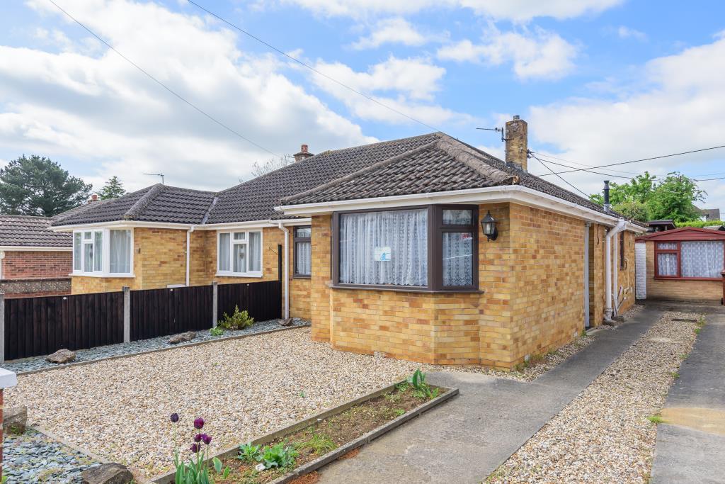 Yarnton, Oxfordshire, OX5 3 bed semidetached bungalow £375,000