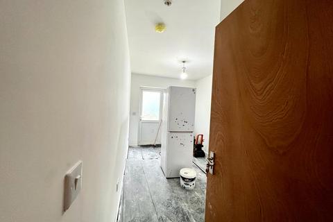 5 bedroom semi-detached house to rent - Norfolk Avenue, Slough SL1