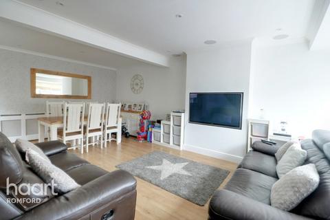 2 bedroom end of terrace house for sale - Linley Crescent, Romford