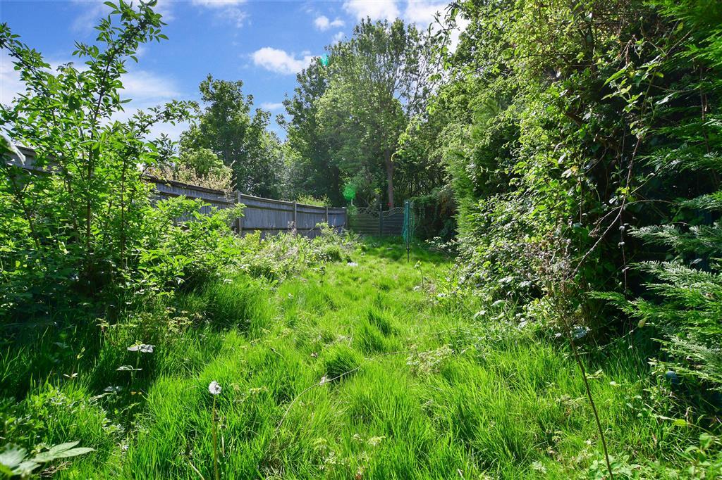 Warrington Road, Paddock Wood... 2 bed semidetached bungalow