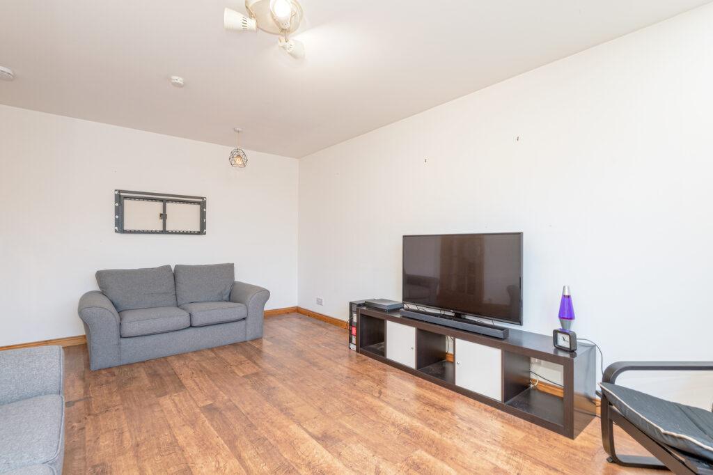 14 Barons Hill Court, Linlithgow... 2 bed flat £135,000