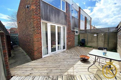 4 bedroom end of terrace house to rent, St. Pauls Road, Southsea