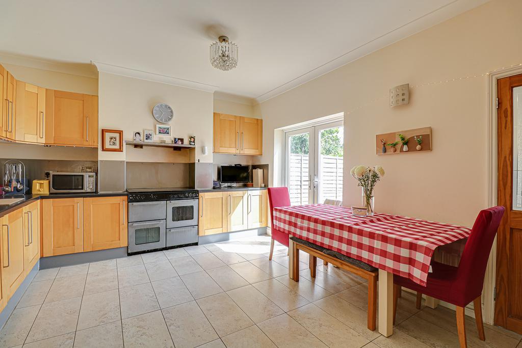 Kingswood Chase, Leighonsea, SS9 3 bed terraced house £450,000