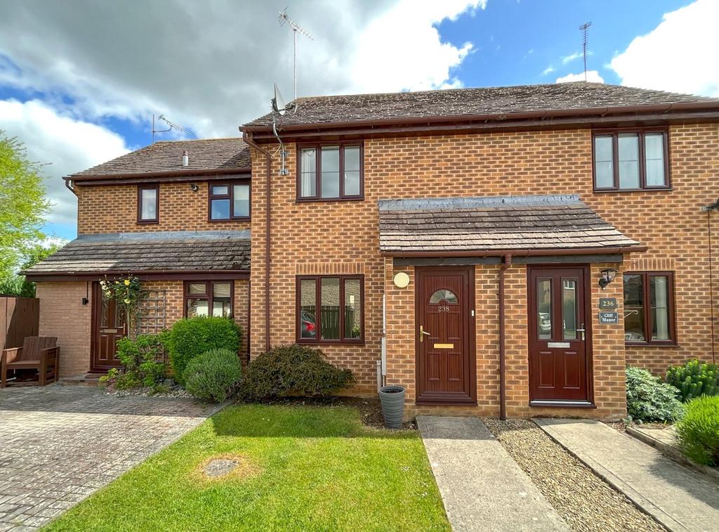 Manor Road, Witney, Oxfordshire, OX28 2 bed terraced house £950 pcm (£219 pw)