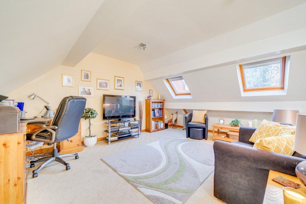 Sitting Room/Bed5