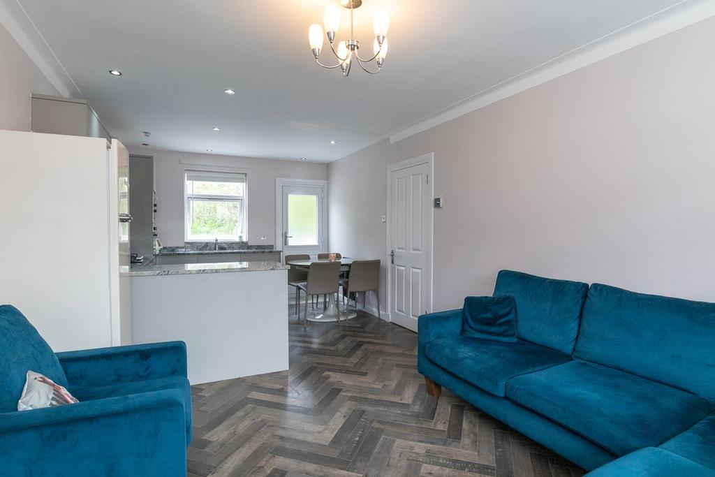 Castle Avenue, Elderslie, Johnstone, PA5 3 bed semidetached house £
