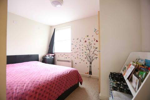 2 bedroom flat to rent - Hainault Road, Collier Row, RM5