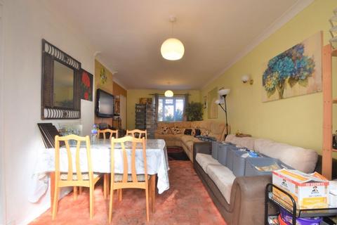 3 bedroom end of terrace house for sale - Ferrars Close, Luton