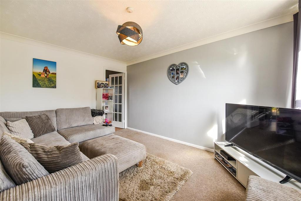 Linton Drive, Andover, Hampshire, SP10 3TT 2 bed semidetached house £250,000