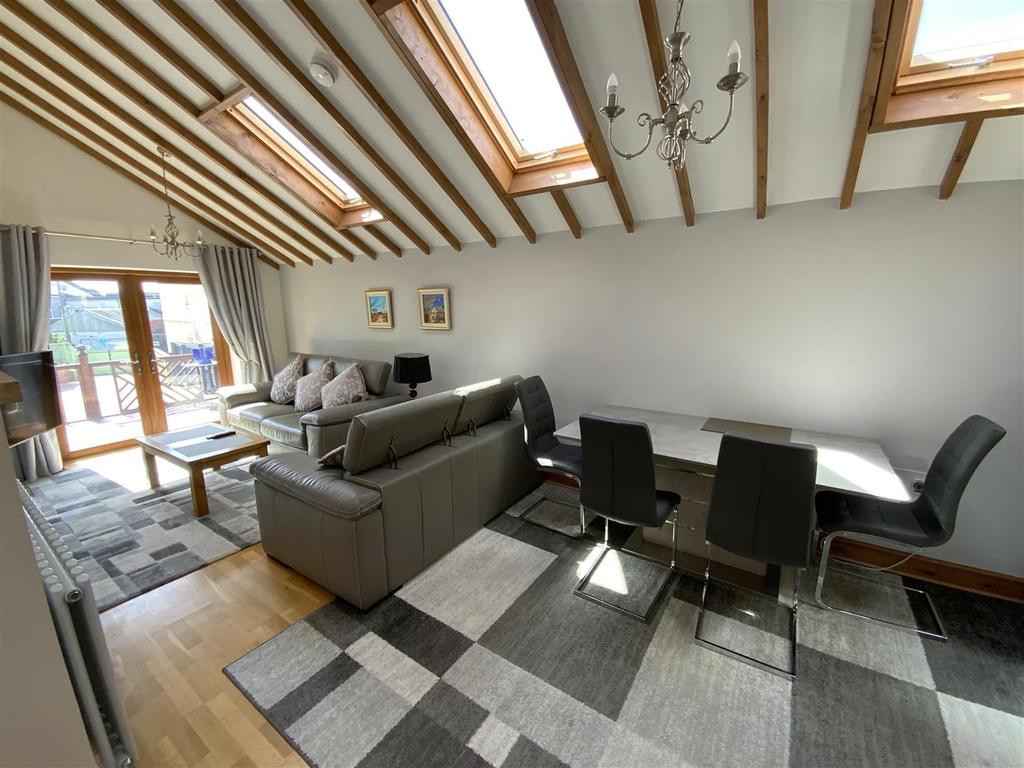 Lounge/Dining