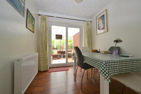 32 Bramble Close, Malvern, WR14 2UW