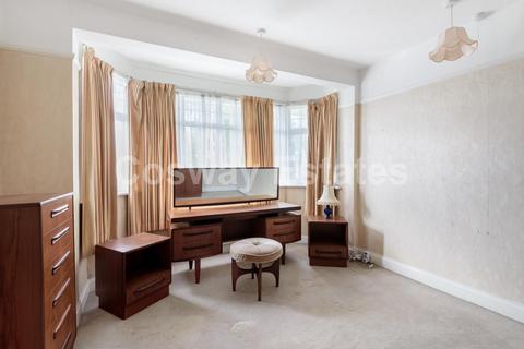 3 Riverdene, Edgware, HA8 9TA