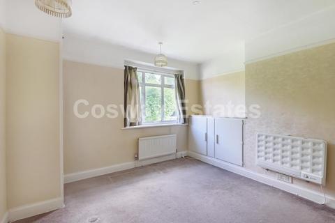 3 Riverdene, Edgware, HA8 9TA