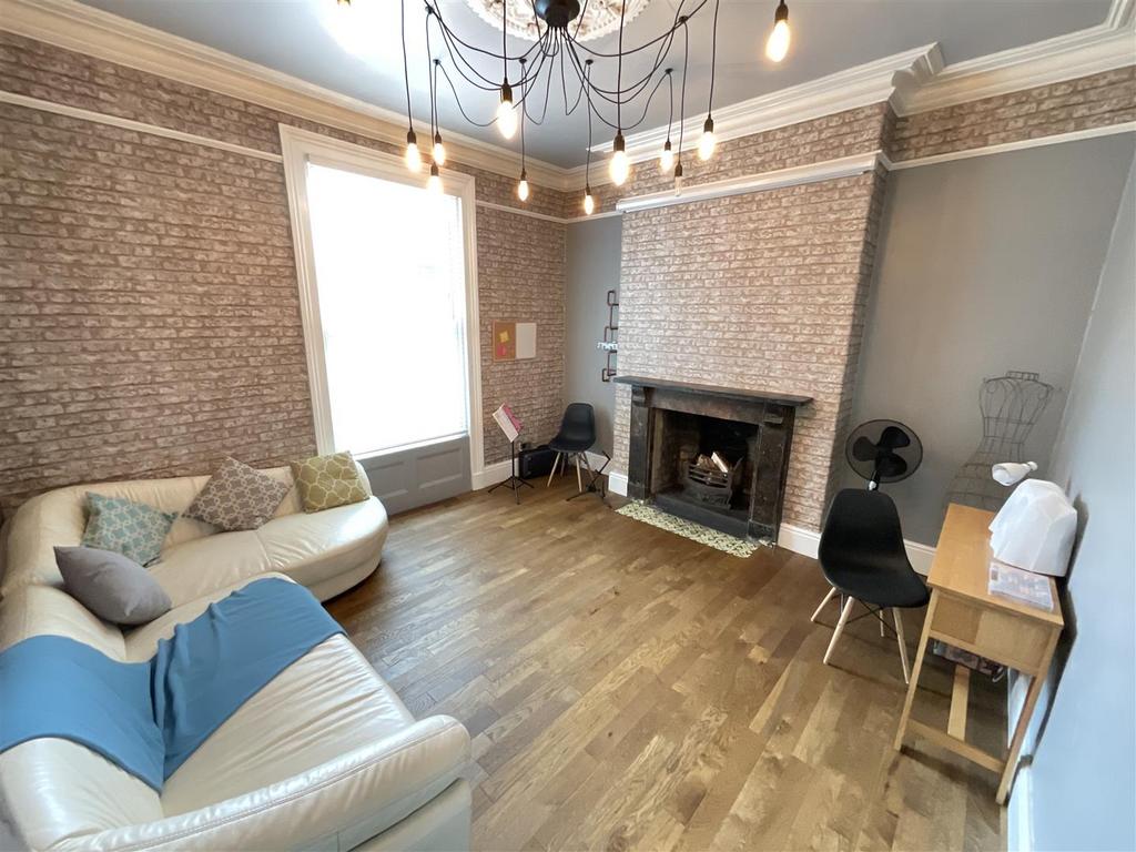 Highfield, Scarborough 6 bed house £310,000