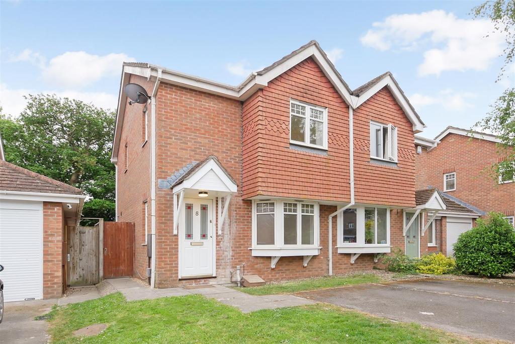 Peacock Close, Chichester 2 bed semidetached house £1,150 pcm (£265 pw)