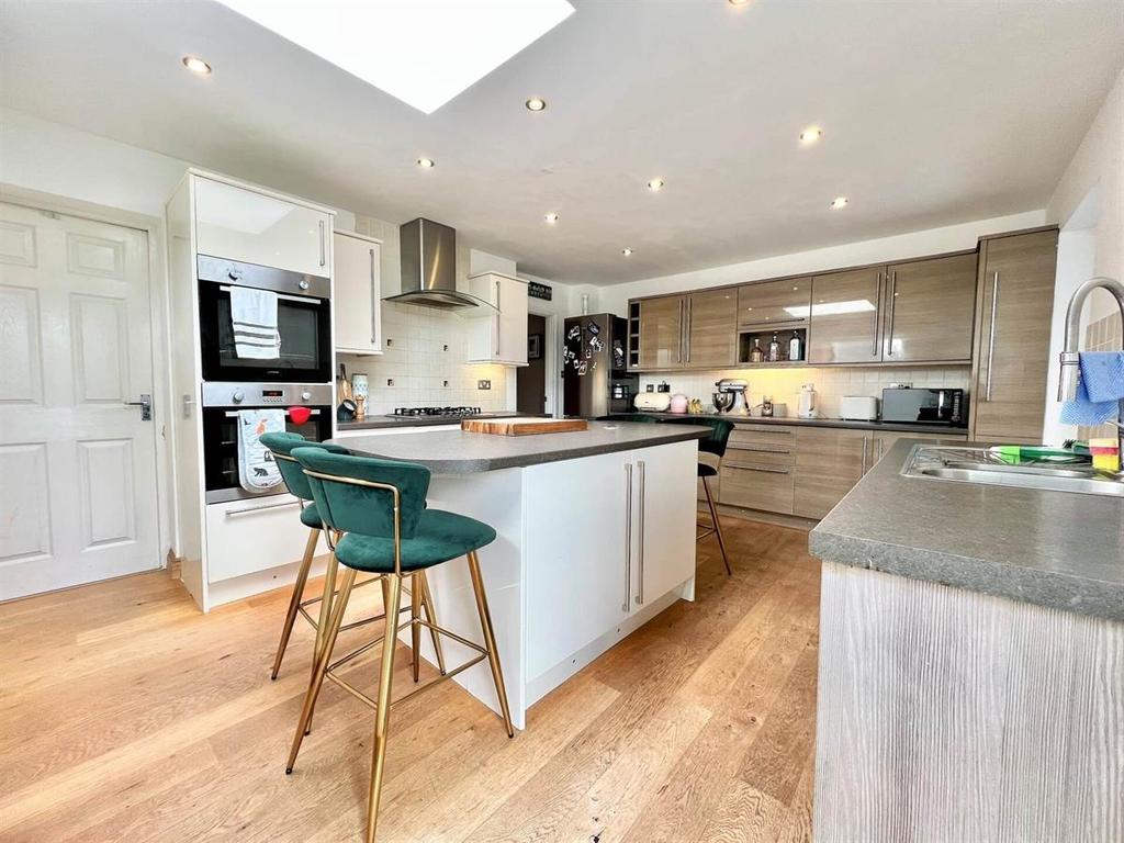 Frobisher Green, Chelston, Torquay 4 bed semidetached house £350,000