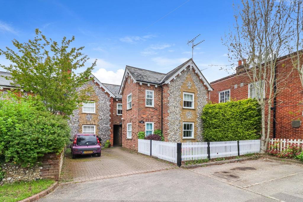 St Pauls Court, The Common, Chipperfield, Herts, WD4 2 bed house £550,000
