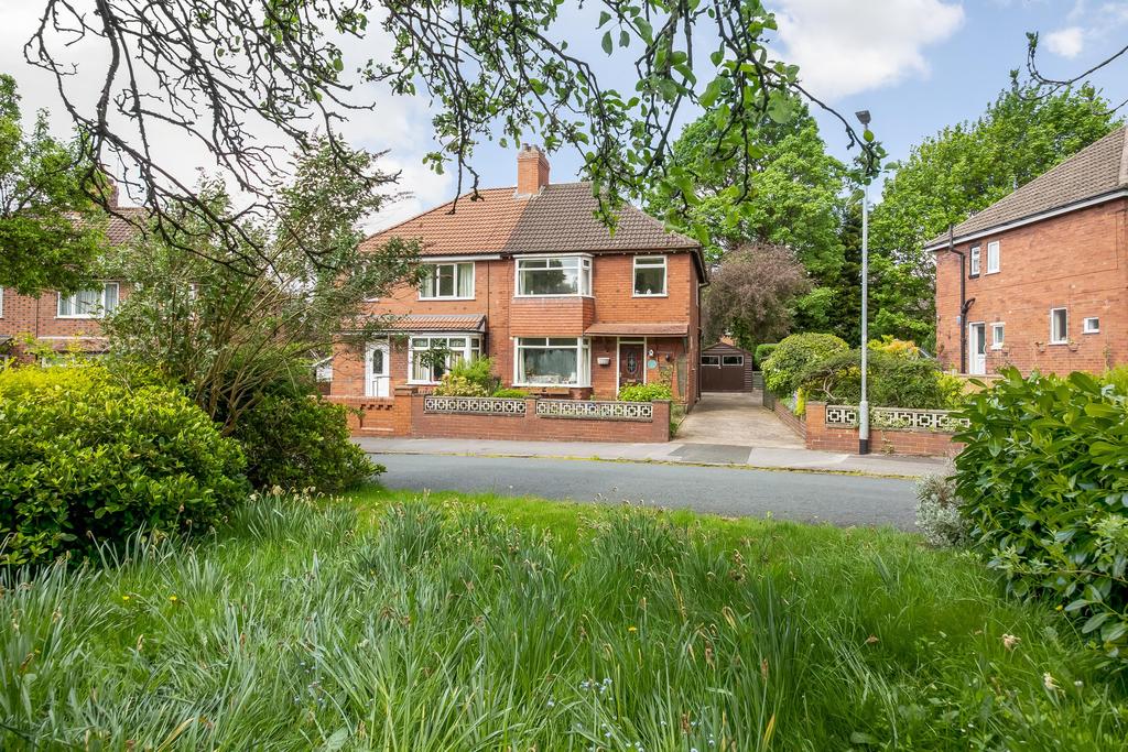 Parkland Crescent Meanwood Leeds 3 Bed Semi Detached House £325 000