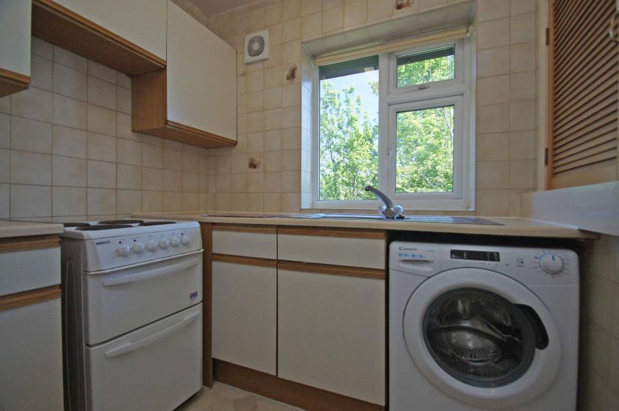 STREET LANE, ROUNDHAY, LEEDS, LS8 2AL 2 bed flat - £550 pcm (£127 pw)