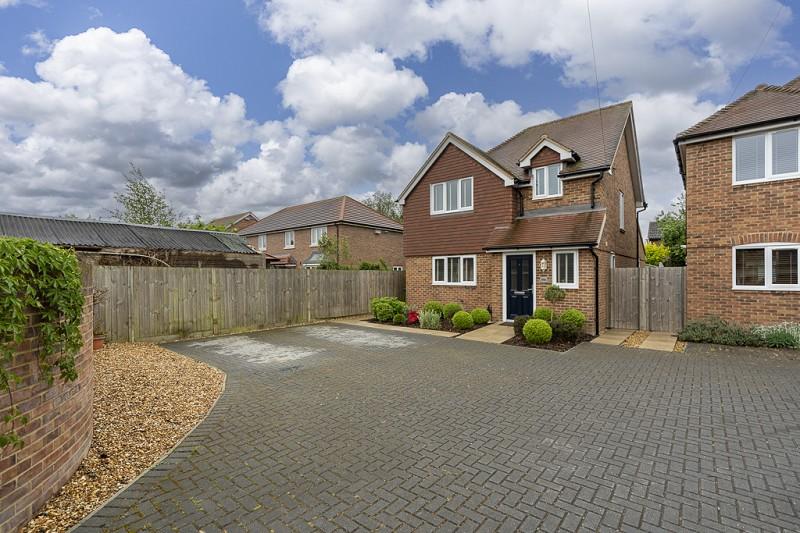 Southampton Road, Park Gate, Southampton, Hampshire. SO31 6AF 3 bed