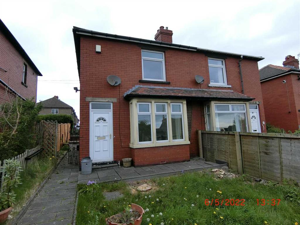 Lindley Moor Road, Ainley Top, Huddersfield 2 bed semidetached house £725 pcm (£167 pw)