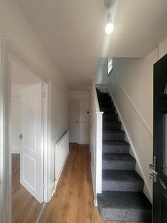 4 bedroom semi-detached house to rent, Norfolk Road Romford RM7 9DL